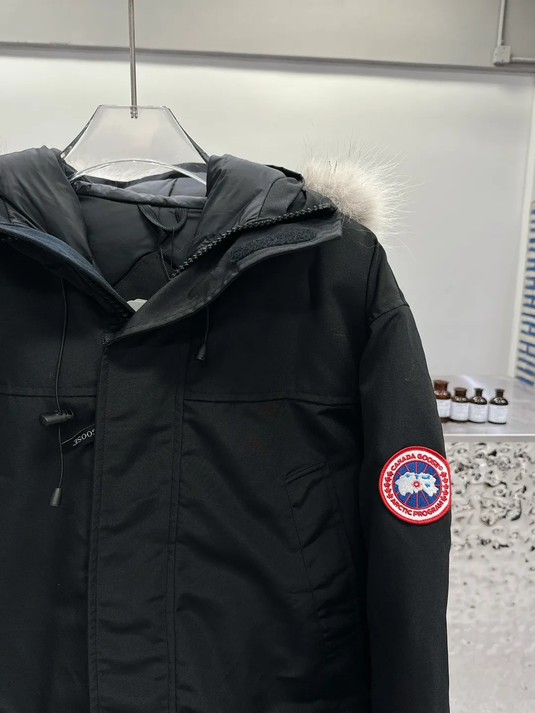 P840 Canada Goose 13 down jackets, timeless classics, same style for men and women, mid-length windbreaker jacket. Canada Goose technology waterproof fabric is wind and cold resistant and extremely warm! Plush heat storage keeps you warm and warms you up quickly! Extra large fur collar design, fine fur, smooth to the touch, comfortable and skin-friendly! Double windproof cuffs to prevent cold wind from entering! The pockets have a flap zipper design and the upper pocket is a diagonal pocket, which is convenient and practical! Canada Goose’s popularity in the past two years has greatly surpassed that of the king of down jackets, the Meng Mouth, and it is the hottest item in autumn and winter on INS! Same style for men and women, Canada Goose’s classic style! Color: Black, Off-white, Gray, Navy Size: XS S M L XL XXL